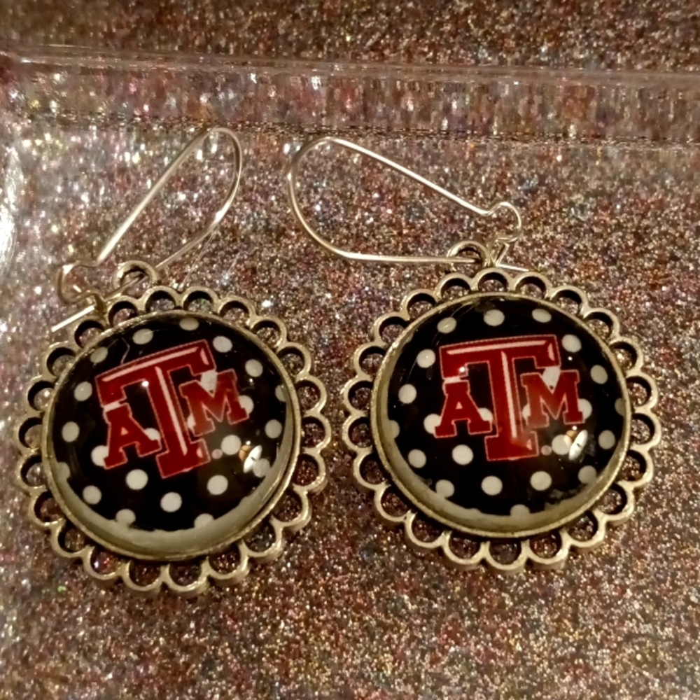 Show your Aggie Pride by wearing these adorable silver & glass pendants earring.